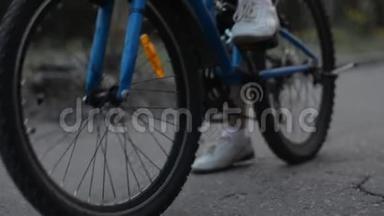 自行车在柏油路上起步的特写镜头